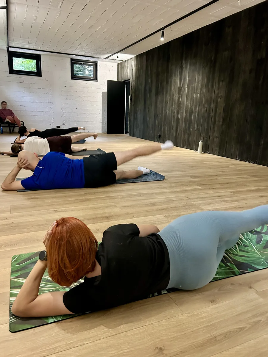 Grupowe ćwiczenia pilatesowe na macie