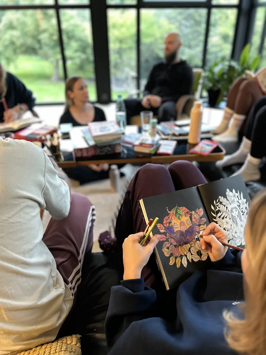 Wspólne kolorowanie na wyjeździe